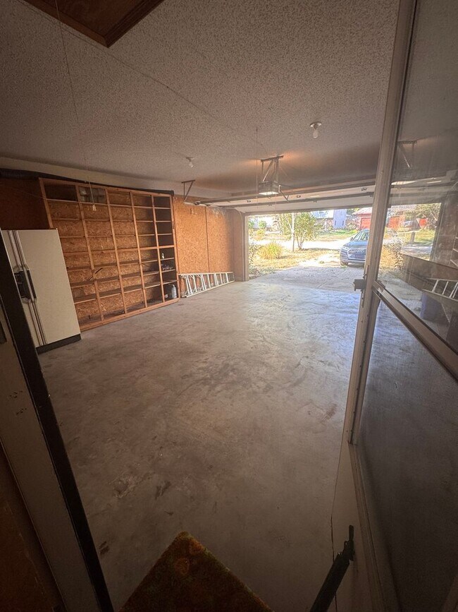 Building Photo - Spacious Home with large parklike yard