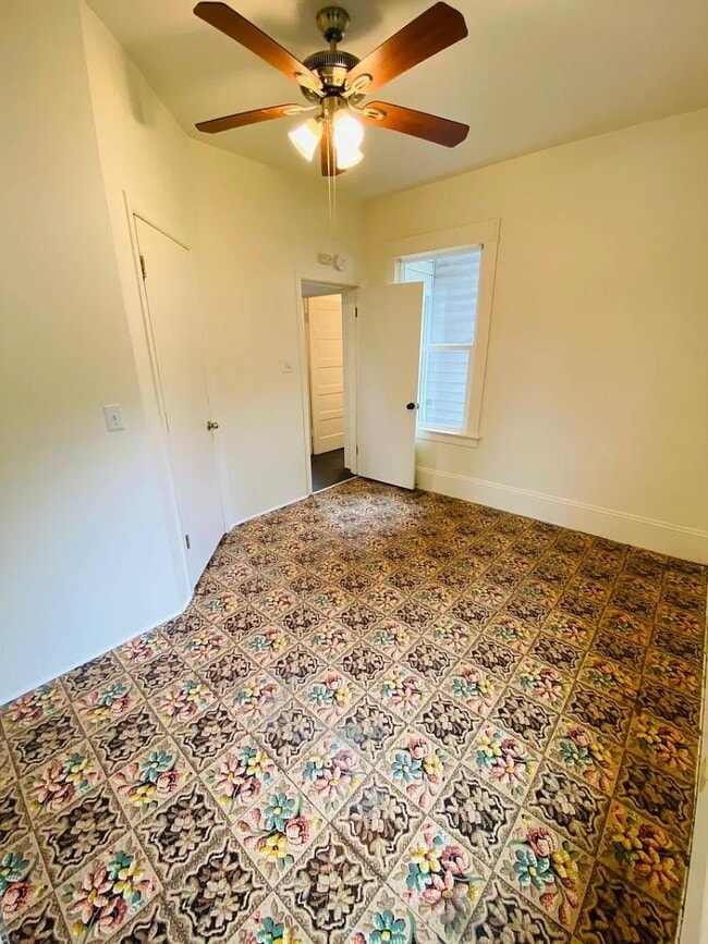 Building Photo - 830 SE Belmont St