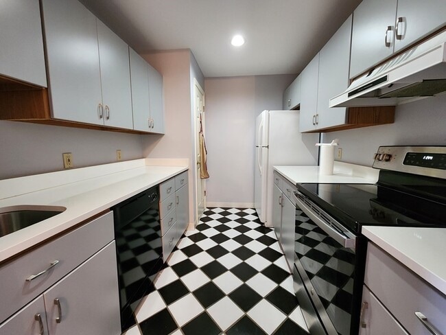 Primary Photo - 10 Weston Ave