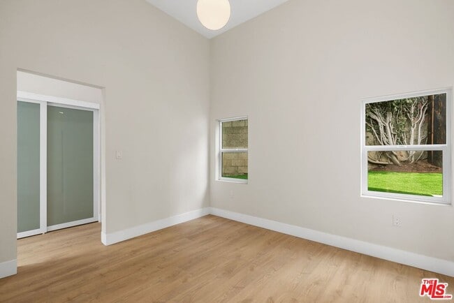 Building Photo - 8589 Rugby Dr