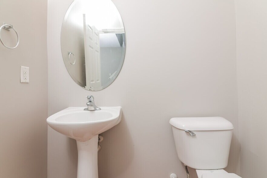 Building Photo - 1543 Cairo Way