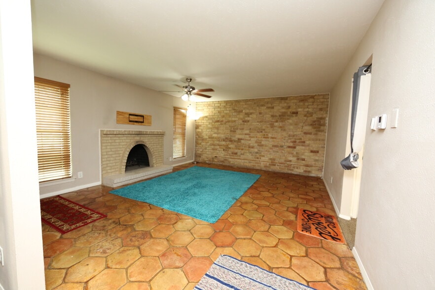 Building Photo - 7727 Meadow Park Dr