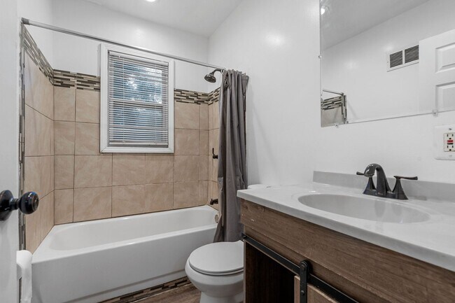 Building Photo - Newly Renovated 4-Bedroom Home | Riverview...