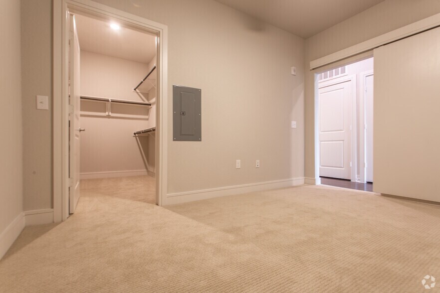 1 BR, 1 BA - 652 SF - Lincoln Heights