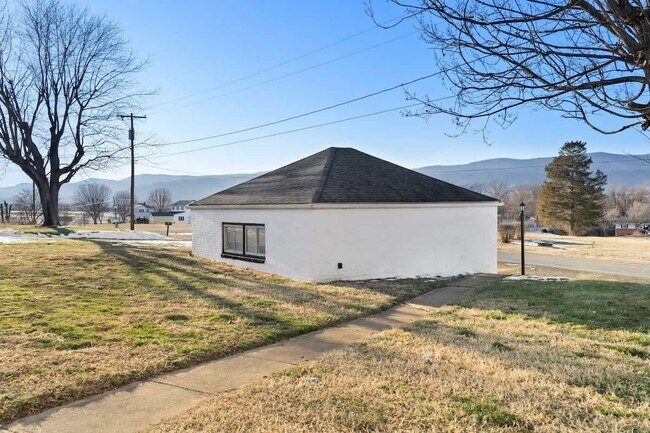 Building Photo - 701 S 2nd St