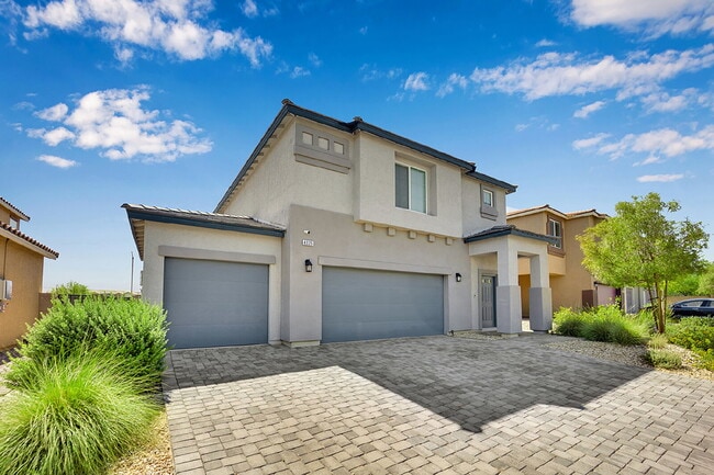 Building Photo - Gorgeous 5 Bedroom home!