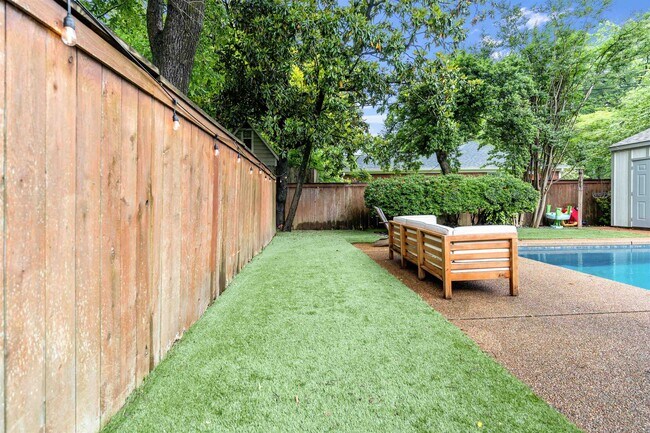 Building Photo - 185 Alexander St