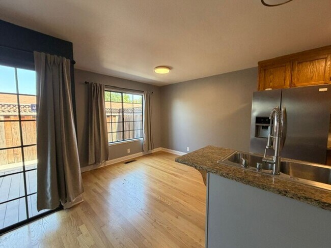 Building Photo - End unit in quiet Campbell location!