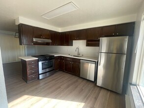 Building Photo - Adorable Remodeled 3 Bedroom Unit Centrall...