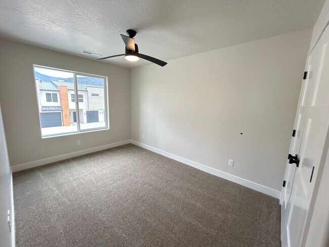 Building Photo - Beautiful Townhome!