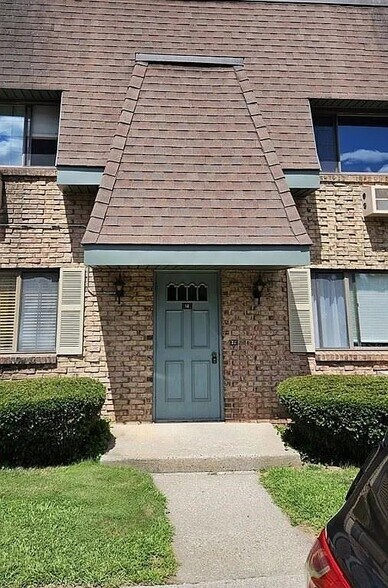 Building Photo - 549 Russell Rd