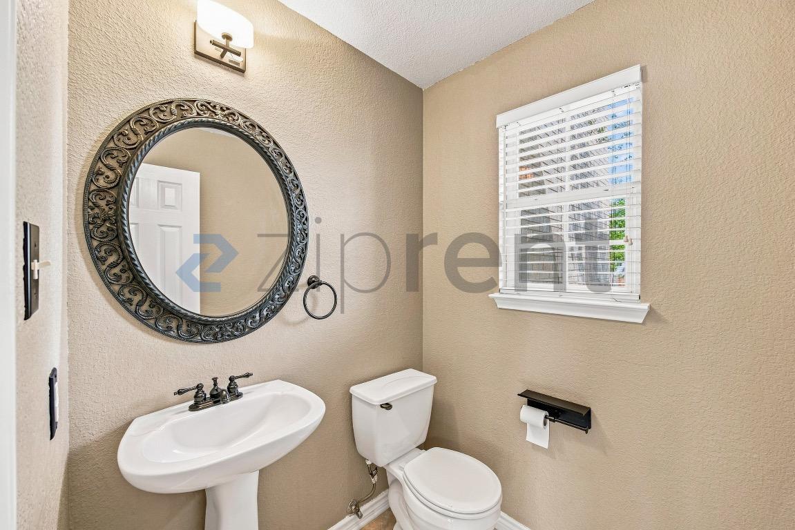 Building Photo - Unit