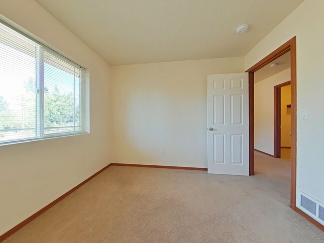 Building Photo - 5 Bedroom Home ~ Close to Campus