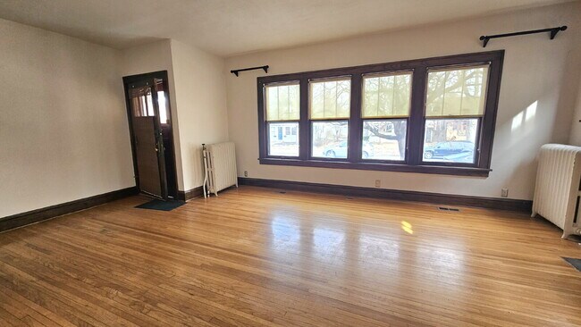 Building Photo - Very well maintained 2 Bed 1 bath duplex at 4536 Grand Ave S, Minneapolis.