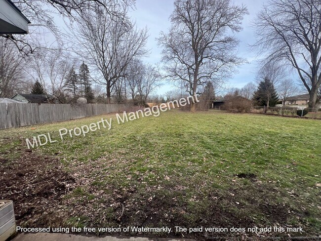 Building Photo - Available NOW! 3 bed 1 bath single family home!