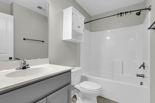 Building Photo - Stunning 3-Bed / 2.5-Bath Home in Park Cir...