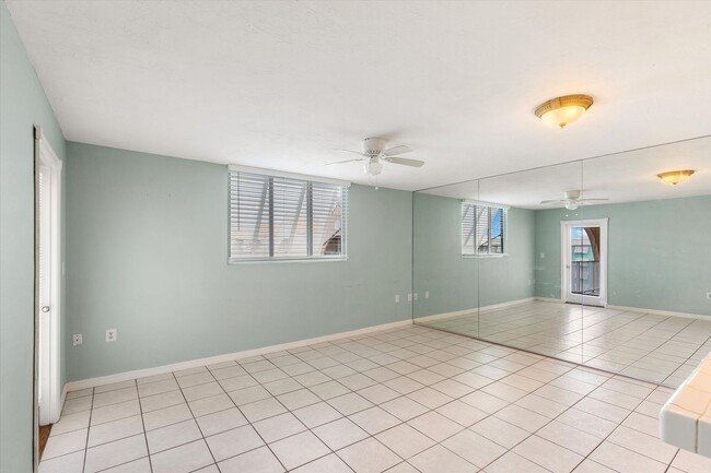 Building Photo - 3 Bedroom, 2 Bathroom Unfurnished Condo for a 1 year lease!