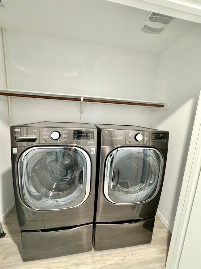 Building Photo - Charming 3/2 Home with Garage, Fenced Backyard & Community Amenities!