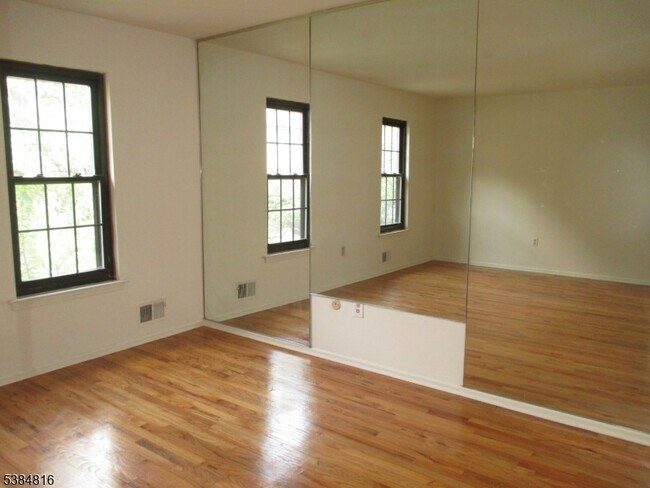 Building Photo - 181 Long Hill Rd