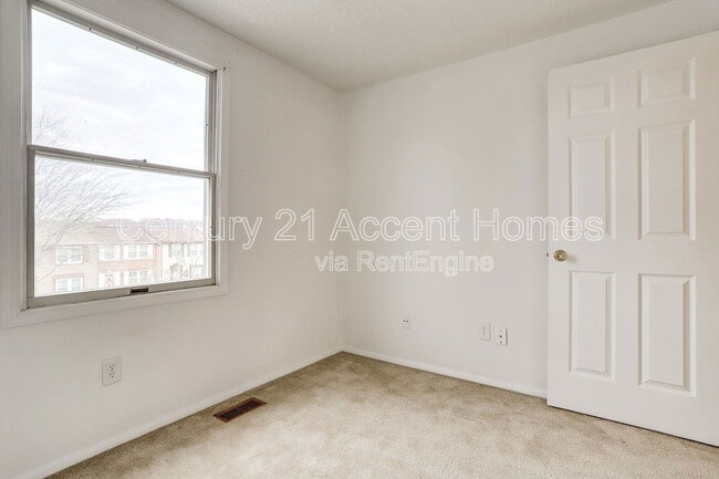 Building Photo - 5328 Larochelle Ct