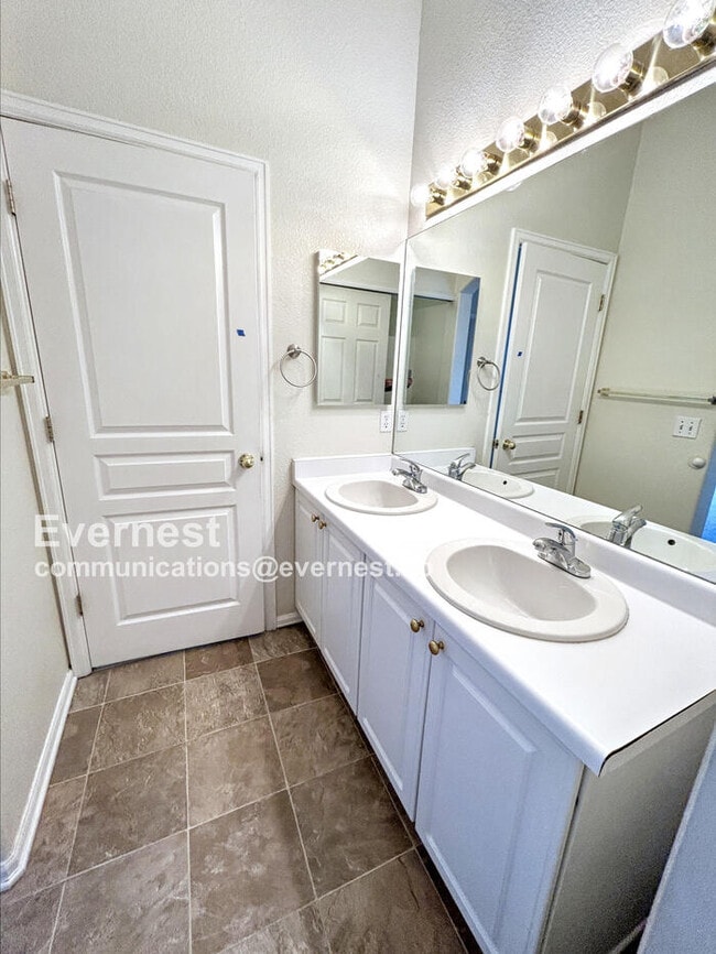 Building Photo - 3 Bed, 2 Bath Home with Fenced Yard & Garage / Available Soon!