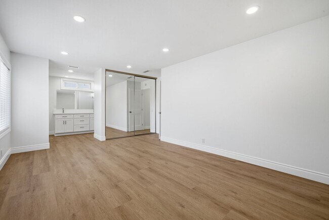 Building Photo - Beautifully Updated Huntington Beach 3 Bedroom / 2 Bathroom Home