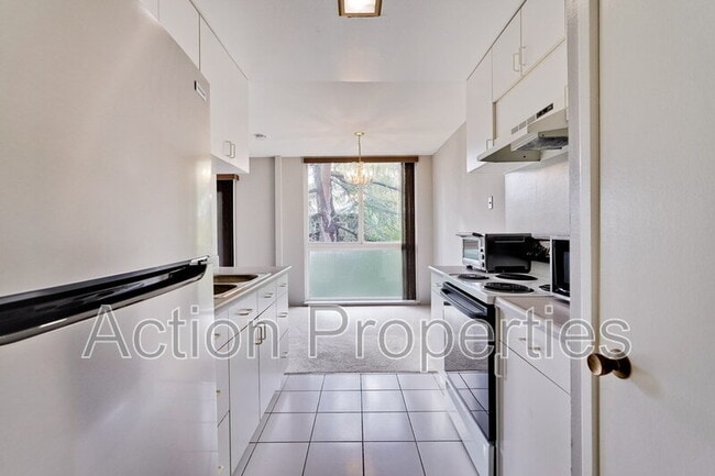 Building Photo - 181 Del Medio Ave