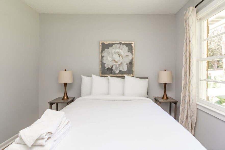 Building Photo - 5617 Ventura Dr