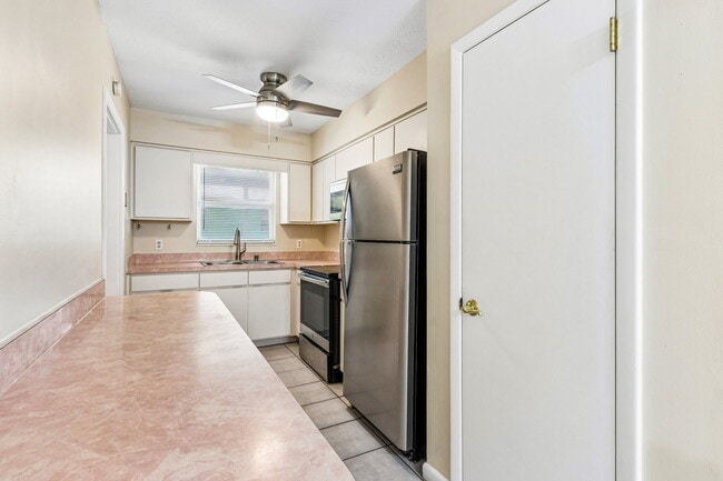 Building Photo - 2406 Husson Ave