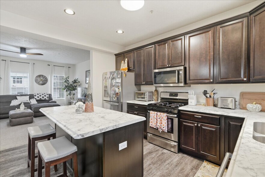 Building Photo - 1501 Canterbury Dr