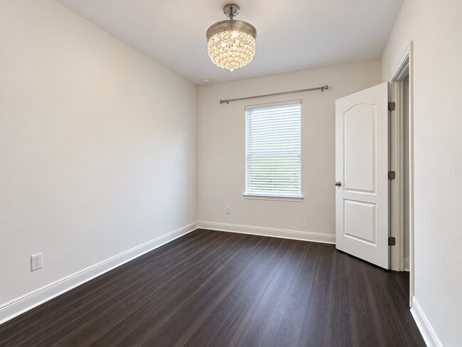 Building Photo - 6603 Calamondin Dr