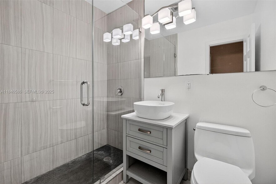 Building Photo - 539 Menendez Ave