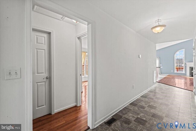 Building Photo - 686 Lake Caroline Dr