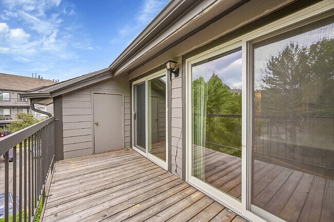 Building Photo - $1,750 - 2-Bed /1 bath Condo with Cozy Fir...