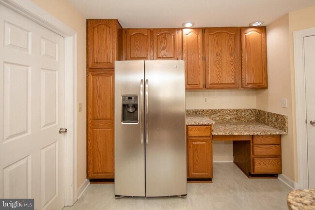 Building Photo - 210 King Johns Ct