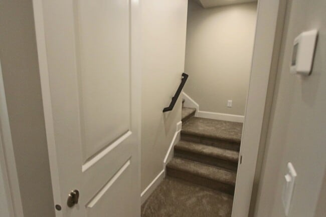 Building Photo - LIKE NEW: 2170+ SQFT and majestic VIEWS  3 Br 2.5 Ba 2 Car garage