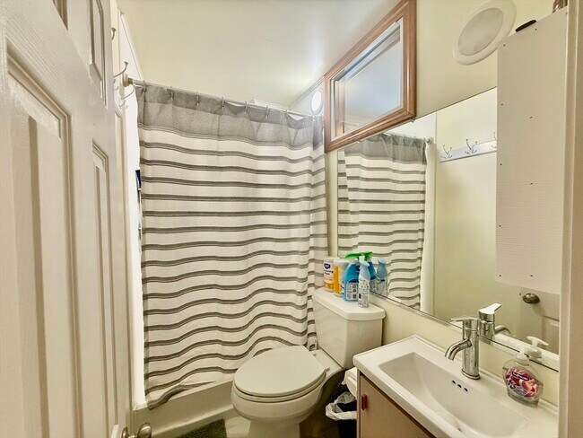 Building Photo - 207 Whitwell St