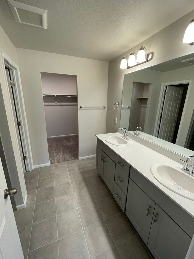 Building Photo - Updated 3 Bedroom Townhome Available July