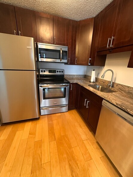 Building Photo - 1212 N La Salle Dr