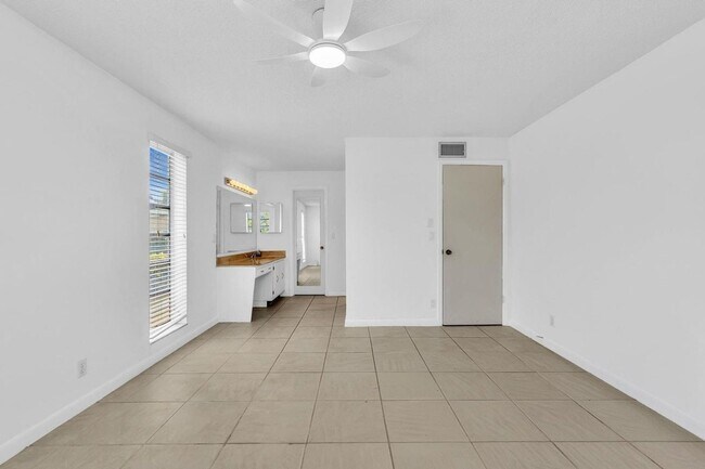 Building Photo - Beautiful 2 bedroom 2 bath in Delray - Desired 55+ community