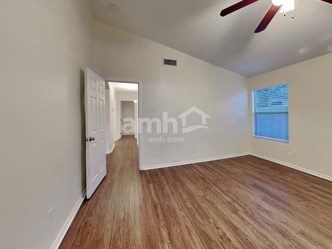 Building Photo - 2202 E Arabian Dr