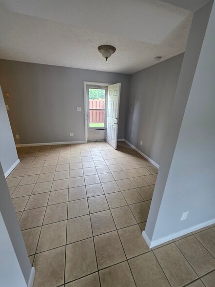 Building Photo - 1800 Seminole Dr