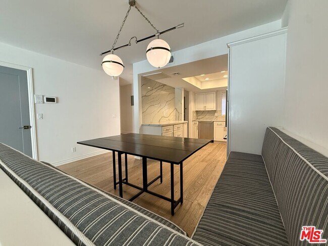 Building Photo - 853 Larrabee St