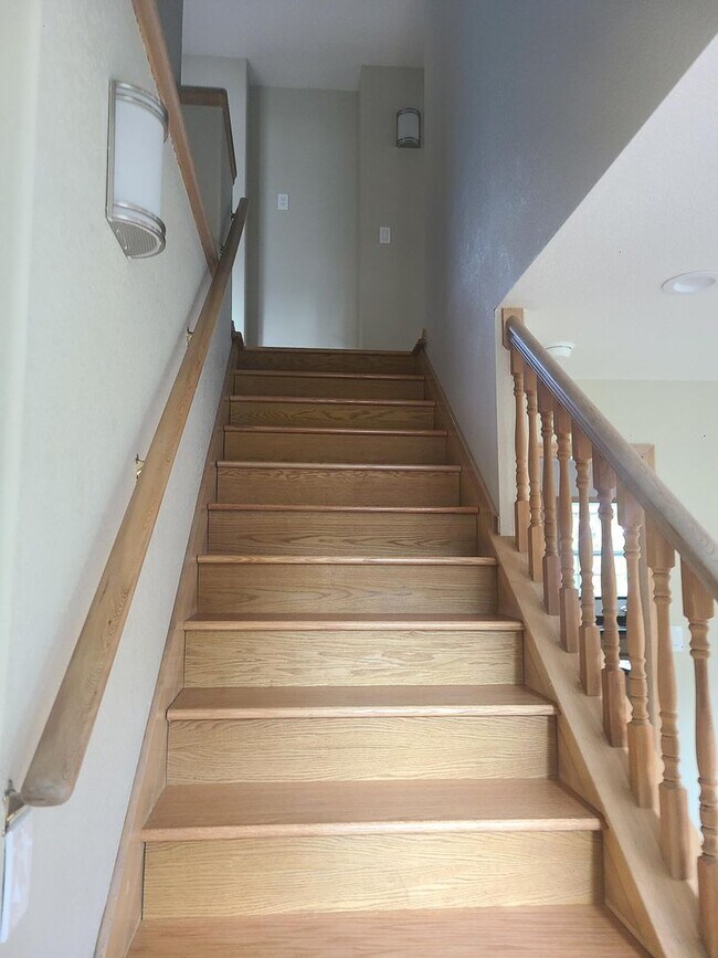 Building Photo - Spacious In-Town Home Near the High School