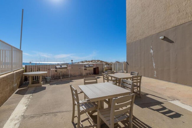 Building Photo - 511 E Beach Blvd