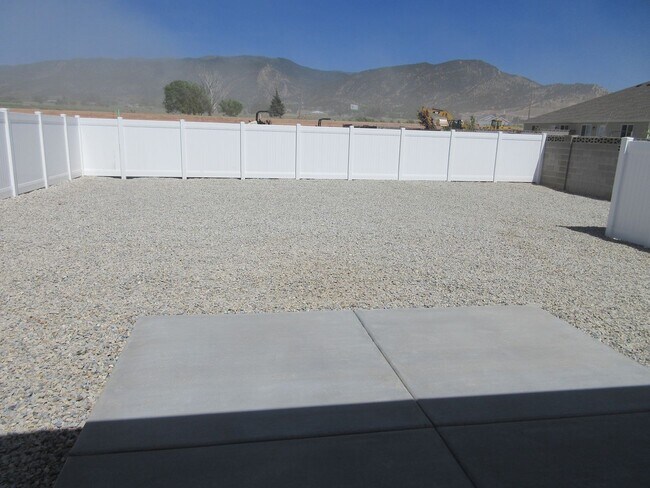Building Photo - Newer Construction Single Level Twin Home ...