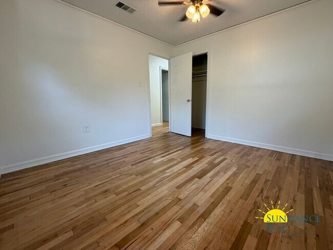 Building Photo - Vintage 3 Bedroom Home in the Heart of Fort Walton!