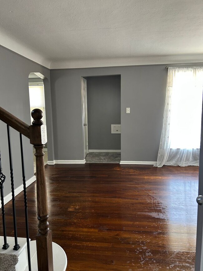 Building Photo - Spacious 3-Bedroom, 2-Bath House in South Euclid