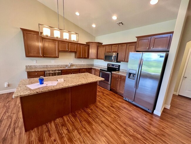 Building Photo - 3 Bed Townhome in Excellent West Side Location!