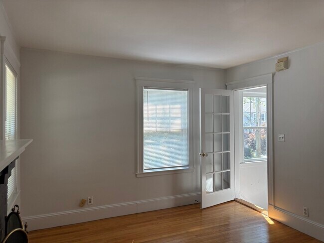 Building Photo - 541 School St